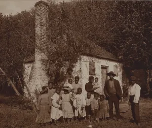 Images Dated 28th January 2009: A large African Americans family posed outside former slave quarters at Hermitage Plantation where they still lived