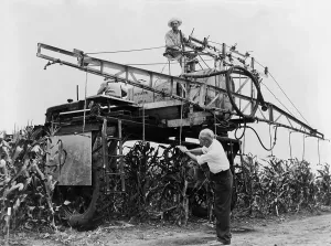 Tractors Prints: Large-scale spraying of Syndeet