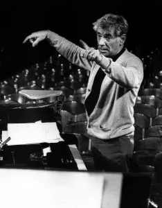 Rehearsal Prints: Leonard Bernstein leading rehearsal, 1971. Courtesy: CSU Archives/Everett Collection