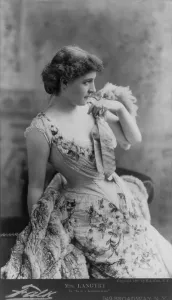 Images Dated 18th August 2008: Lillie Langtry (1853-1929), in AS IN THE LOOKING GLASS. 1887