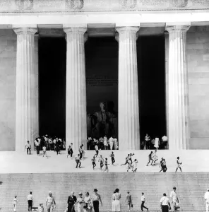 Tourists Prints: Lincoln Memorial, Washington, D.C. 1970s.. Courtesy: CSU Archives / Everett Collection