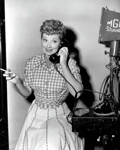 Images Dated 12th October 2005: THE LONG, LONG TRAILER, Lucille Ball on the phone on set, 1954