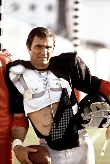 Movpor15 Prints: THE LONGEST YARD, Burt Reynolds, 1974. Paramount/courtesy Everett Collection