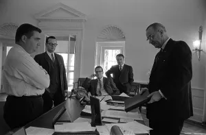 Images Dated 6th March 2012: Lyndon Johnson with former Kennedy staff Pierre Salinger and Ted Sorensen