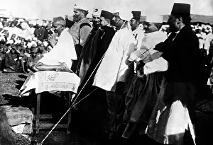 Mahatma Gandhi adresses a meeting. ca.1927. Courtesy: CSU Archives/Everett Collection