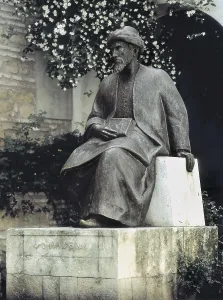 MAIMONIDES, Moses (1135-1204). Sculpture of Maimonides. Sculpture on bronze. SPAIN. ANDALUSIA. Cordoba. Tiberiades Square. AISA/Everett Collection**US SALES ONLY**