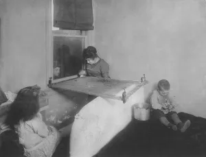 Apartment Prints: Making mesh bags, New York, photograph by Lewis Wickes Hine, November, 1912