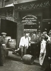 Street Scenes Prints: Malt beverages delivered in kegs to a bar and cabaret in NYC, 1928