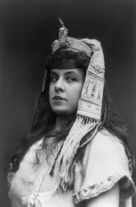 Images Dated 9th June 2008: Maria Gay (1879-1943), as Aida in costume with exotic headdress and snake ornament in 1909
