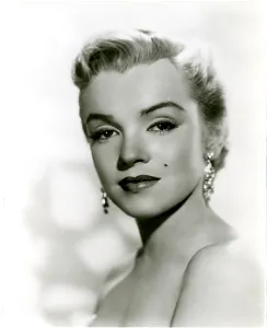 1409mam Prints: Marilyn Monroe, ALL ABOUT EVE, 1950. - Photo: Courtesy Everett Collection