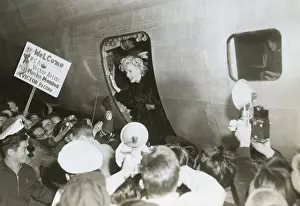 Movie Stars Prints: Marilyn Monroe arriving at a U