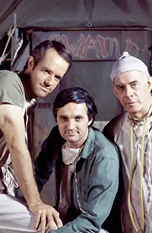 : MASH, (aka M*A*S*H*), from left: Mike Farrell, Alan Alda, Henry Morgan, (1975), 1972-1983