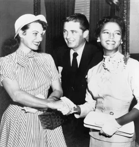 Images Dated 14th April 2008: Maureen O'Hara and Dorothy Dandridge (1922-1965) join hands