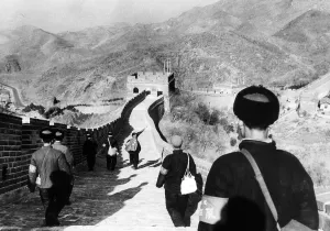 Images Dated 2nd March 2007: Members of Mao Tse-tung's Red Guard pause at the Great Wall on their way to Peking from rural areas