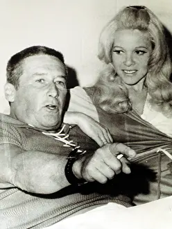 Mickey Prints: Mickey Spillane and wife Sherri, 11/72 CSU Archives/Everett Collection