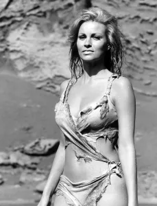 ONE MILLION YEARS, B.C. Raquel Welch, 1966, 20th Century-Fox Film Corporation, TM & Copyright/courtesy Everett Collection