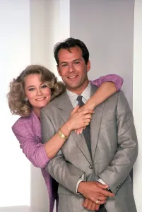 1980s Prints: MOONLIGHTING, from left: Cybill Shepherd, Bruce Willis, (1985), 1985-89