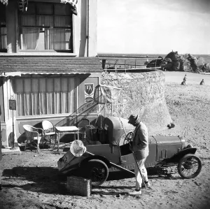 Beach Prints: MR. HULOT'S HOLIDAY, (aka LES VACANCES DE MONSIEUR HULOT), Jacques Tati, 1953