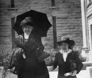Edwardian Prints: Mrs. William Thaw, on left, during the trial of her son