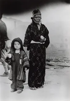 Rice Prints: Nagasaki atomic bomb survivors holding boiled rice balls distributed by emergency workers
