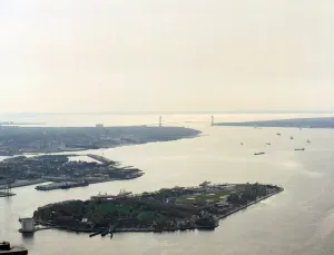 Images Dated 28th December 2007: New York City, aerial view of Governor's Island looking south from the World Trade Center; 1982-1983