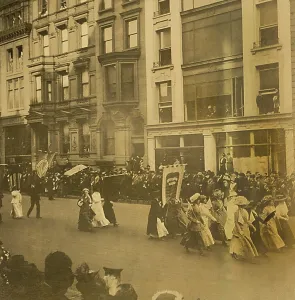 Images Dated 27th April 2010: New York City suffrage parade, with crowds along street