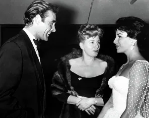 Connery Prints: Newcomer SEAN CONNERY, chats with SHELLEY WINTERS and JOAN COLLINS at the Hollywood premiere party for THE VIKINGS