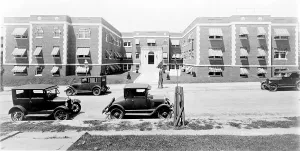 Images Dated 18th December 2007: Newly constructed, modern, Washington, D.C. apartment building in 1925