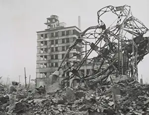 Rs4wn Prints: News photographer (lower left) documenting ruins in Hiroshima in 1947
