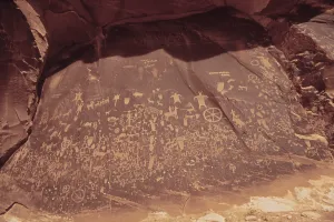 Petroglyphs Prints: Newspaper Rock in Indian Creek Historic State Park in Southern Utah