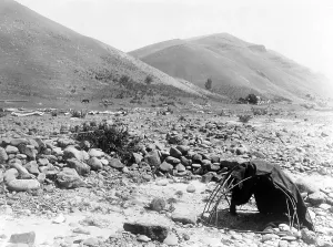 Images Dated 27th August 2008: Nez Perc sweat-lodge. Edward S. Curtis photo, ca. 1910