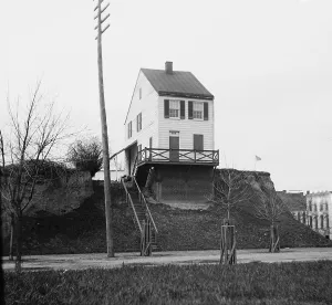 Images Dated 13th December 2007: Old house, precariously perched above street in Washington, D.C. 1919