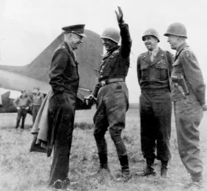 Images Dated 28th August 2007: Original caption: Three U.S. Army field commanders durring (sic) impromptu conference with supreme commander/Sig