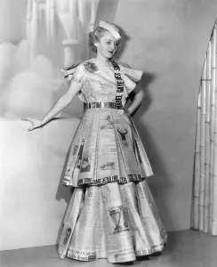 Images Dated 24th June 2015: FRONT PAGE WOMAN, Bette Davis, 1935