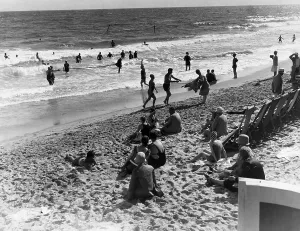 Ocean Prints: Palm Beach, Florida, 1929. Courtesy: CSU Archives/Everett Collection