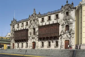 PERU. LIMA. Lima. Archbishop's Palace (1924), located in Plaza de las Armas or Plaza Mayor (Main Square). AISA/Everett Collection**US SALES ONLY**