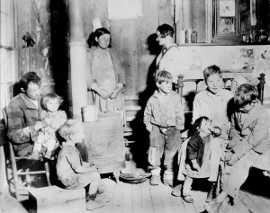 Images Dated 6th March 2008: A poor family, interior showing family of nine
