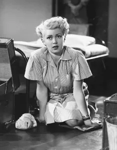 Images Dated 13th February 2014: KEEP YOUR POWDER DRY, Lana Turner, 1945
