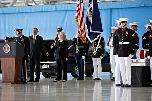 Obama Prints: President Barack Obama hold hands with Sec