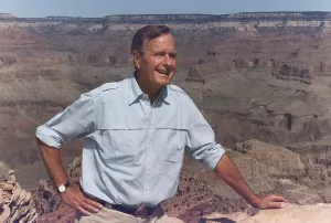 Images Dated 16th February 2011: President Bush hiking on the Kaibab Trail at the Grand Canyon in Arizona