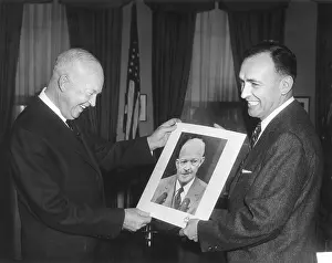 Photographers Prints: President Eisenhower looks at a prize-winning portrait of him by its creator