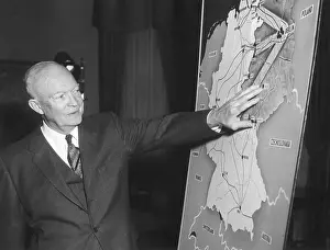 Lcgr1412 Prints: President Eisenhower with a map of Berlin he used in his broadcast speech to the Nation