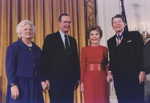 Honors Prints: President George Bush presents the Medal of Freedom award to former President Ronald Reagan at a ceremony in the White