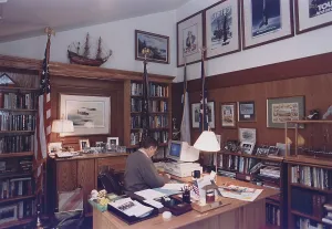 Images Dated 16th February 2011: President George Bush works on a personal computer at Laurel Lodge at Camp David in 1992