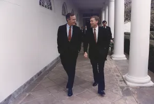Conservatives Prints: President George H.W. Bush walks along the West Wing colonnade with his Vice-President Dan Quayle