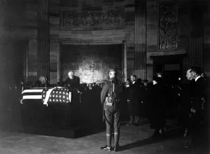 Images Dated 3rd December 2012: President Harding placing wreath on casket of World War I Unknown Soldier in rotunda of the Capitol