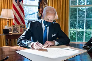 Document Prints: President Joe Biden, masked during the Covid-19 pandemic
