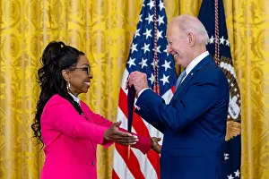 Awards Prints: President Joe Biden presents the 2021 National Medal of the Arts to Gladys Knight