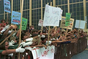 Images Dated 7th March 2012: President Lyndon Johnson is greeted by friendly union crowd in Dallastown