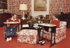 Conservatives Prints: President and Nancy Reagan eating on TV trays in the White House living quarters